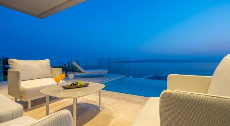 Villa with pool — photo 4