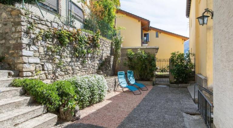 Holiday apartment with yard — photo 5