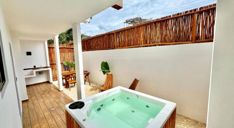 Rental apartment with pool & hot tub — photo 5