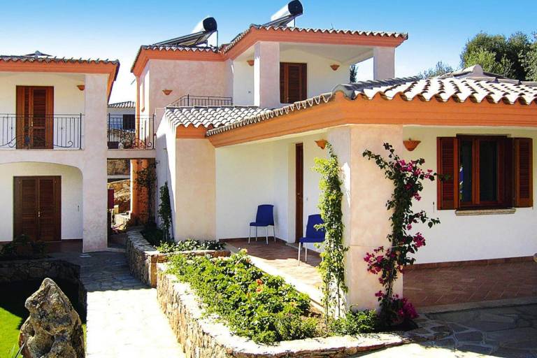 Holiday apartment with pool, garden & patio | Pets allowed — photo 2