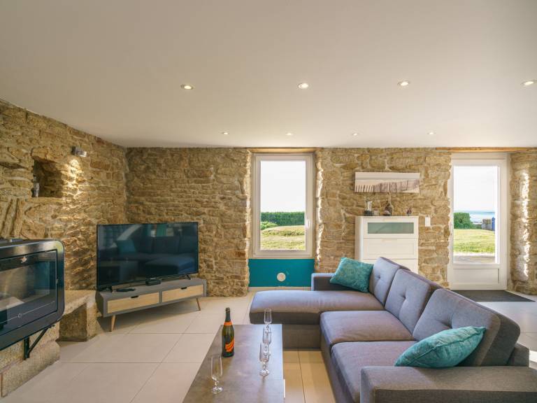 Vacation home with barbeque, yard & terrace | Sea view — photo 5