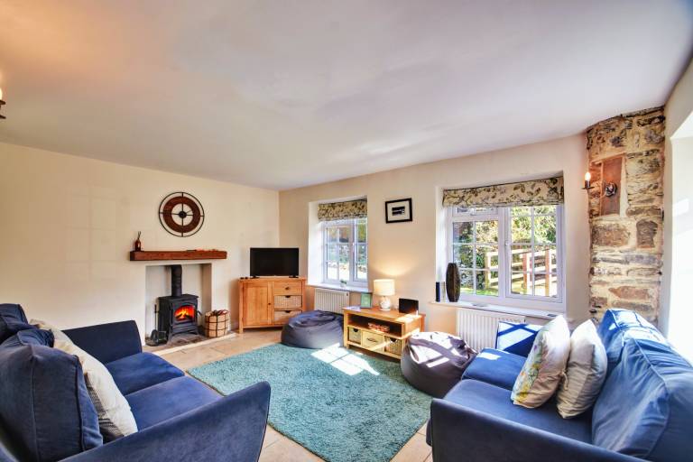 Cottage with terrace, yard & hot tub | Pets are welcome — photo 3