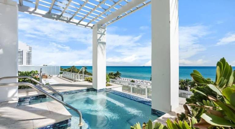 Vacation home with terrace in Miami Beach, FL