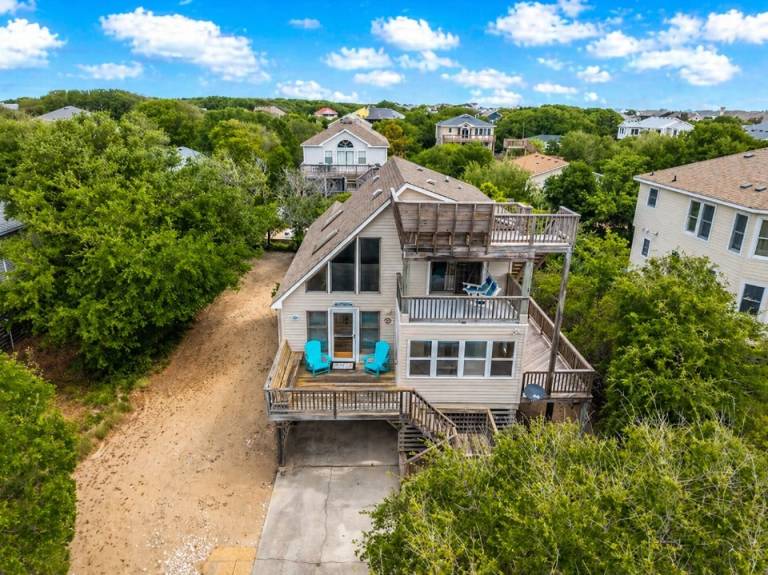 Adorable Beach house in Duck with Hot Tub, Pet friendly. Roof top deck! in Duck, NC