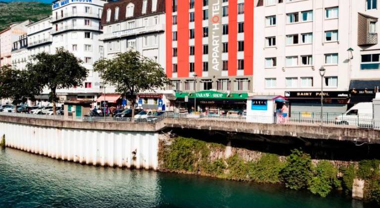 Serviced apartment with 2 rooms for 127 persons in Lourdes