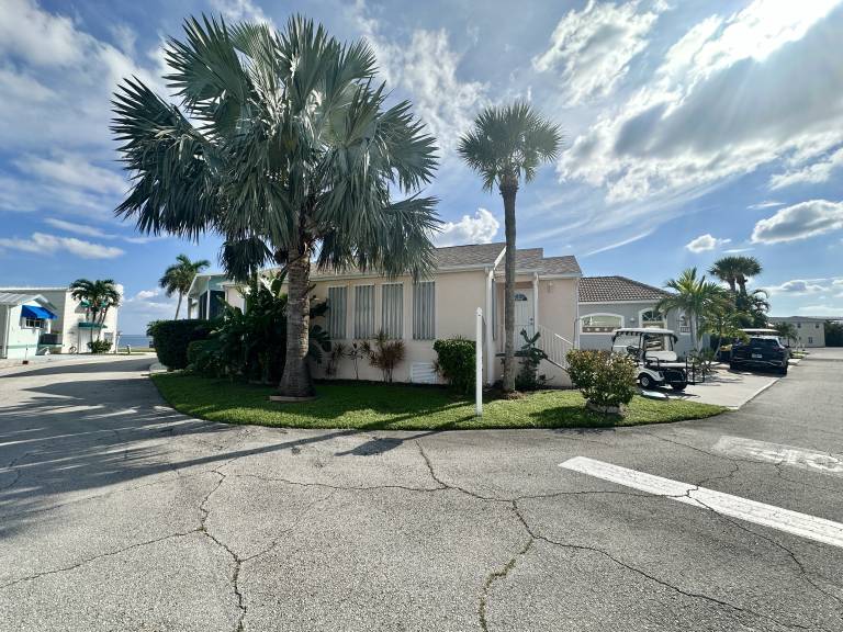 Adorable 2 bed 1 full bath beach bungalow is sure to please! in Jensen Beach, FL