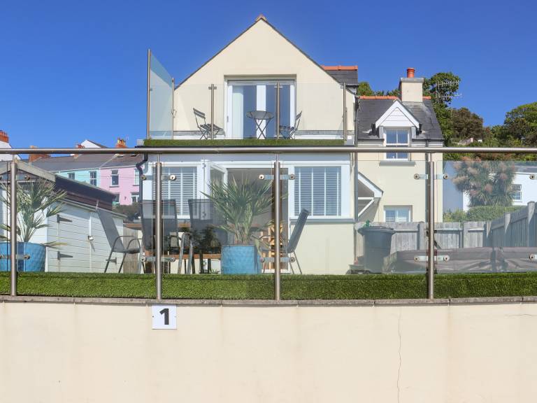Family-oriented lovely cottage with yard | River view | Pets allowed in Tenby