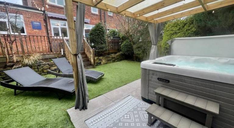 House with hot tub | Pets are welcome — photo 3