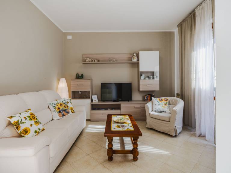 Family-friendly wonderful apartment with patio, yard & grill | Dogs allowed — photo 3