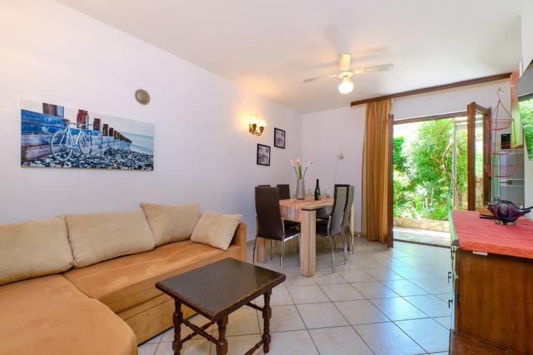 Holiday apartment with patio, garden & barbecue — photo 3