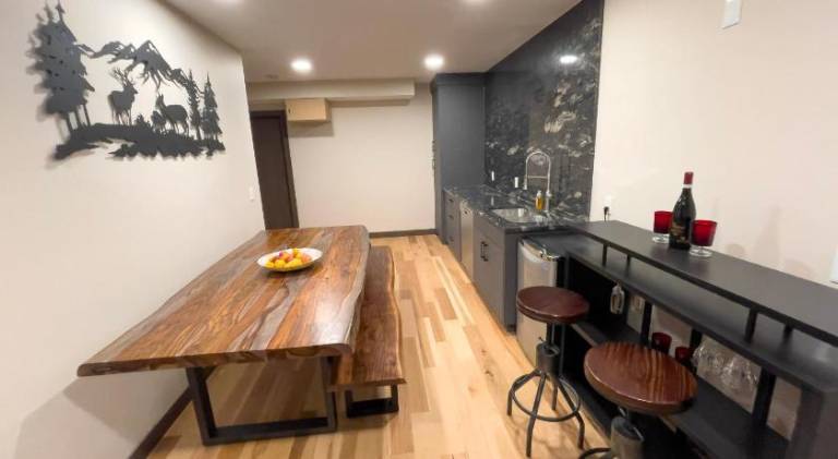 Romantic Luxury Retreat with Private Sauna & Spa, Pet Friendly, Elkside Hideout B&B — photo 2