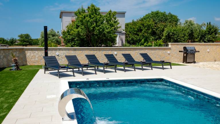 Villa with hot tub, patio & BBQ — photo 2