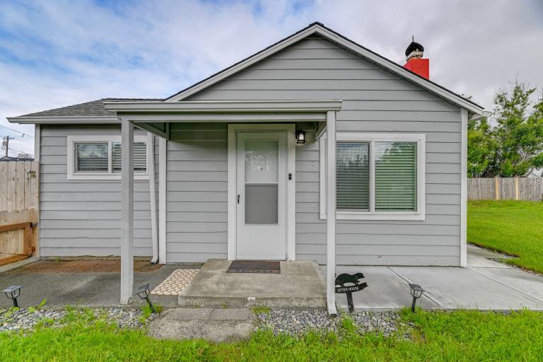 Near Ocean & Redwood National Park! Home w/ Yard — photo 3