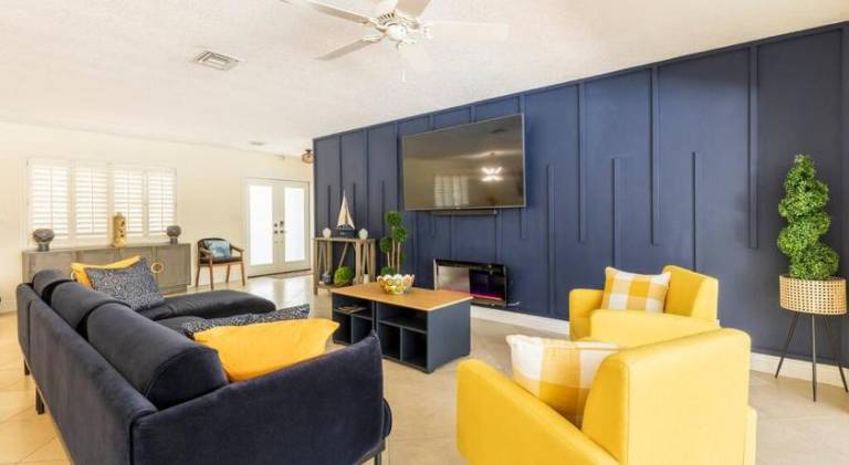 Spacious 4 Bedroom 3 Bathroom House with Heated Pool and Outdoor Shower close to FFL Airport and Cru — photo 2