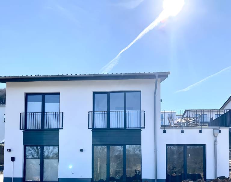 Vacation home with terrace, sauna & fast internet | Lake view in Kassel