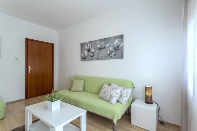 Ferienwohnung in Kaštel Novi mit Terrasse, Klimaanlage, W-LAN, Waschmaschine (5104-2) — photo 4