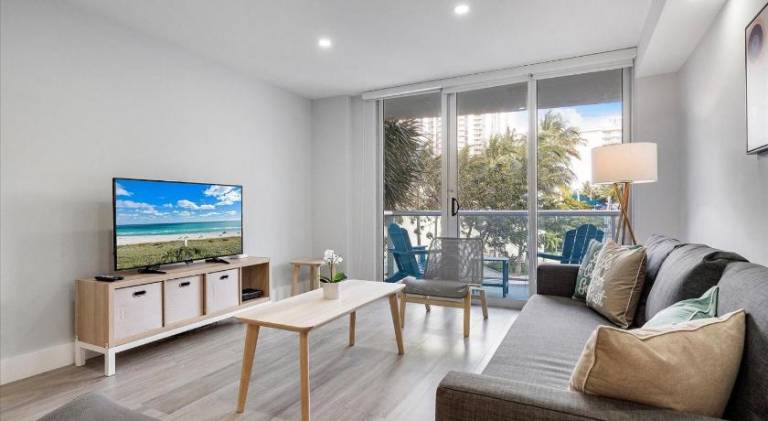 Holiday apartment with pool | Next to the beach | Pet-friendly in Sunny Isles Beach, FL