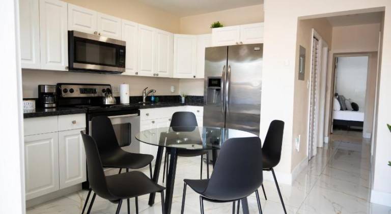 Cozy Central Stay Airport, KingBed, Fenced Parking - Little Havana Near Airport, Wynwood, Calle 8 Br — photo 2