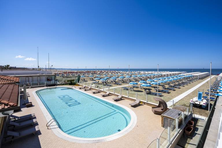 Scirocco - On the sea with swimming pool in Camaiore