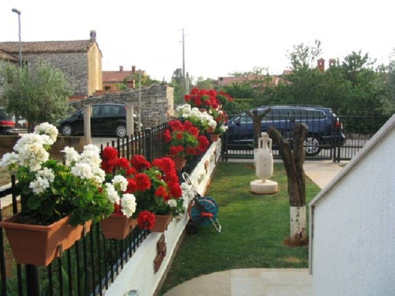 Rental apartment with terrace, barbeque & garden — photo 3