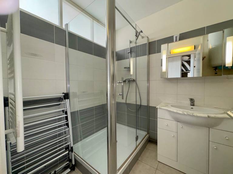Renovated 1-bedroom apartment, stunning sea view, near beach — photo 5
