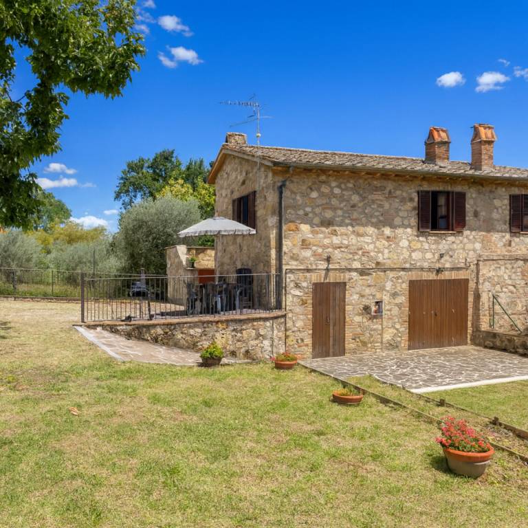 Villa with barbeque & yard — photo 2