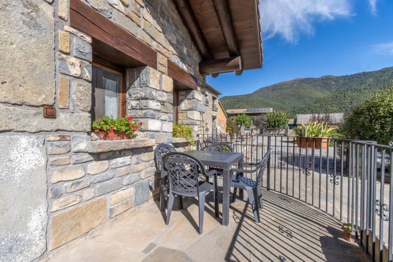 Apartment 'Cabaña Vegara' with Mountain View, Private Terrace and Wi-Fi in Huesca
