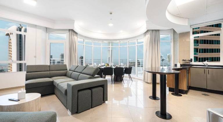 Rental apartment with hot tub & pool in Abu Dhabi