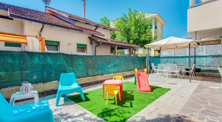 Serviced apartment with terrace & yard | Dogs allowed — photo 5