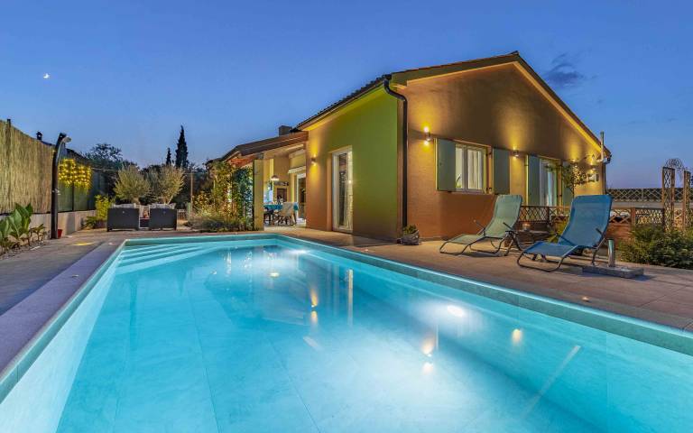 Vacation home with barbecue, private pool & patio — photo 5