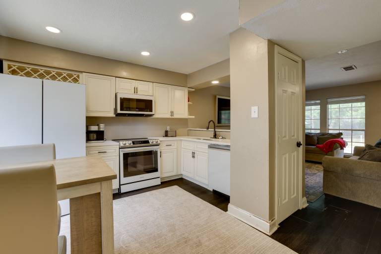 Near Airport & Interstate: Houston Area Townhome — photo 2