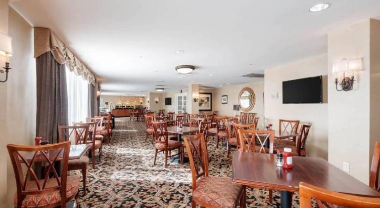 Clarion Collection Hotel Arlington Court Suites — photo 4