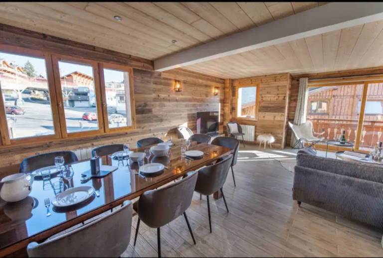 Chalet '24 Pers Sur La Roite Du Tour' with Balcony and Wi-Fi in Huez