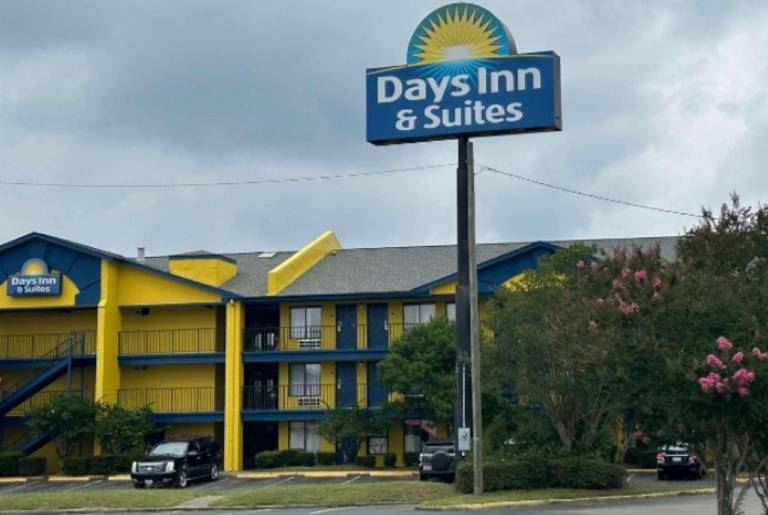 Days Inn & Suites by Wyndham Mobile in Mobile, AL