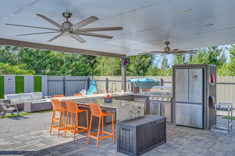Poolside Lounge w/ Bar & Kitchen: Cape Coral Home — photo 3