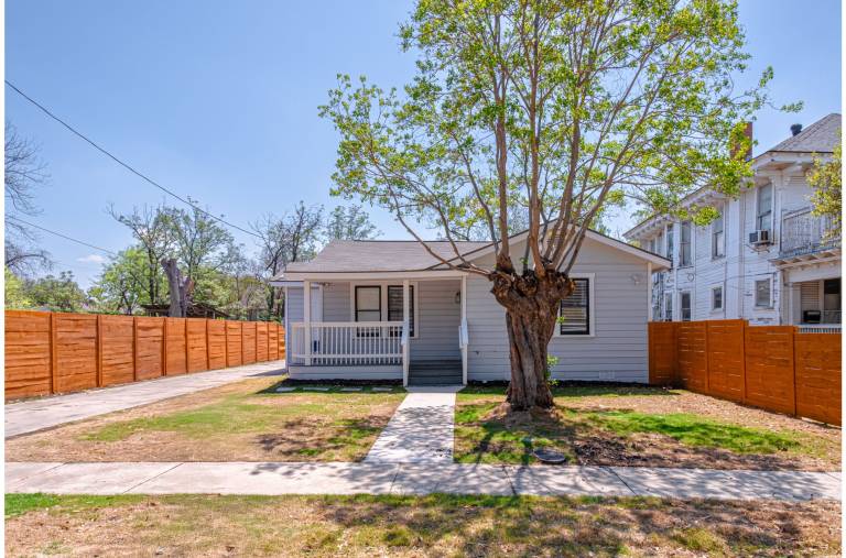 Stylish & Spacious Comfort 4BR 3BA Downtown Gem