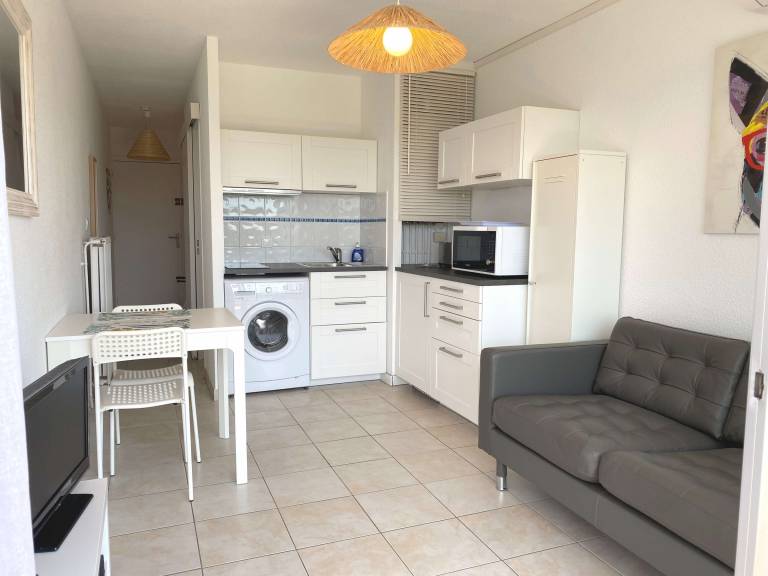 T1 with balcony, air con, wifi, pets OK in Balaruc-les-Bains — photo 3