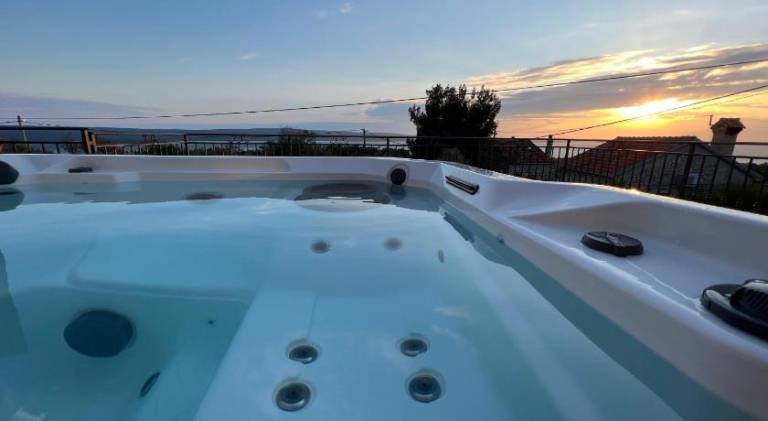 Apartment with jacuzzi — photo 5