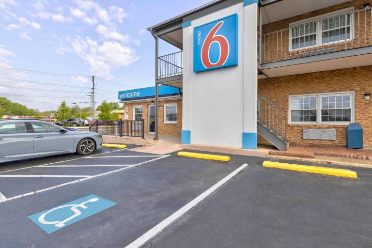 Motel 6 Falls Church, VA - Arlington Boulevard in Falls Church, VA