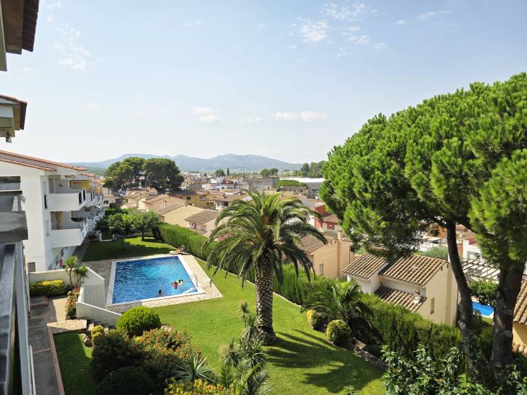 Beautiful apartment with patio, garden & pool | Pet-friendly in Roses