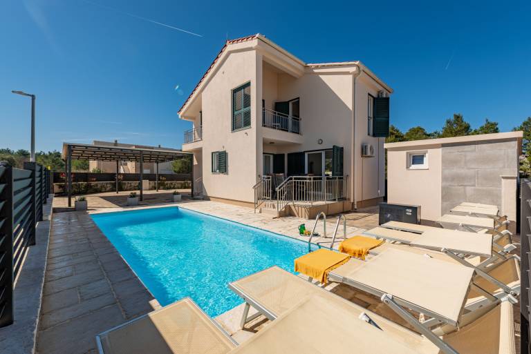 Villa with BBQ, terrace & pool — photo 5