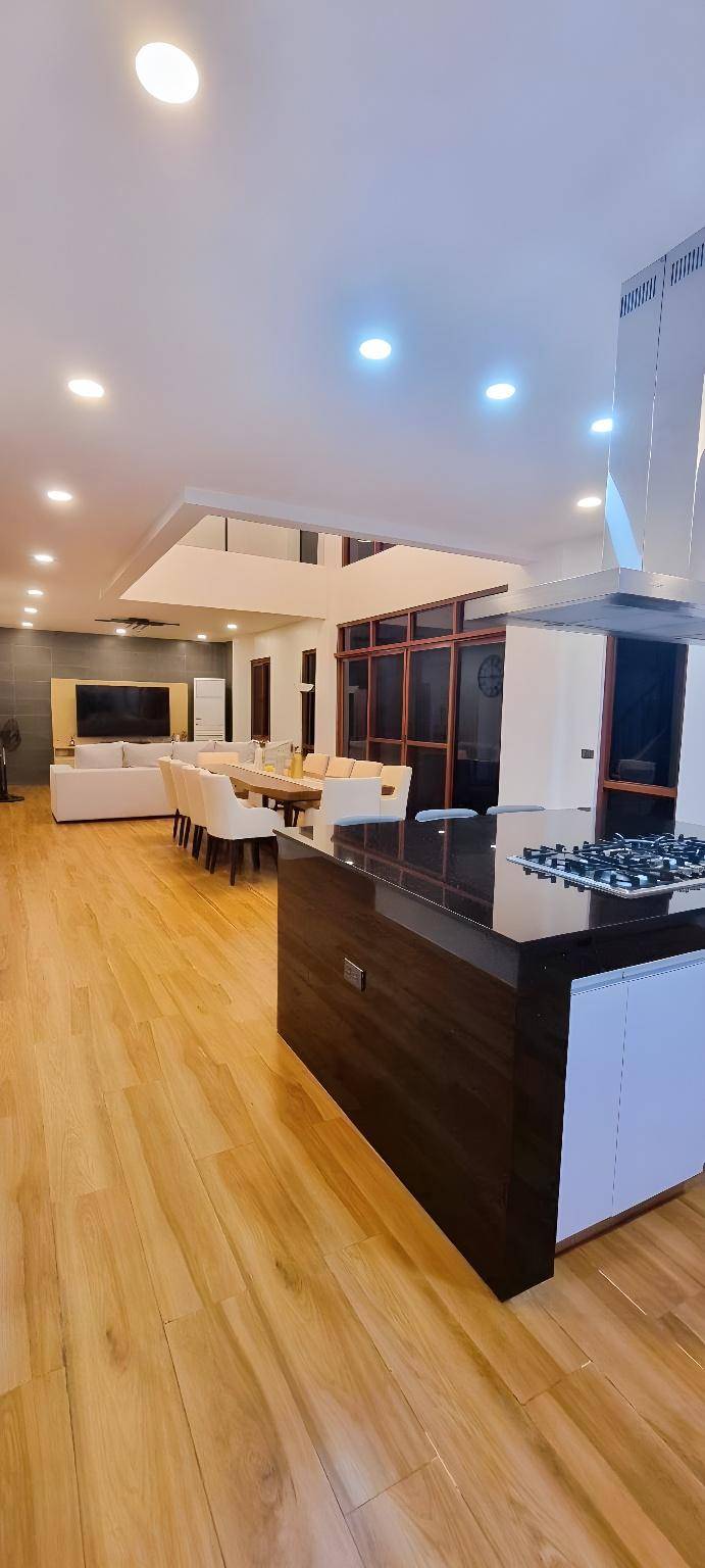 Villa with pool, yard & hot tub | Pet-friendly — photo 5