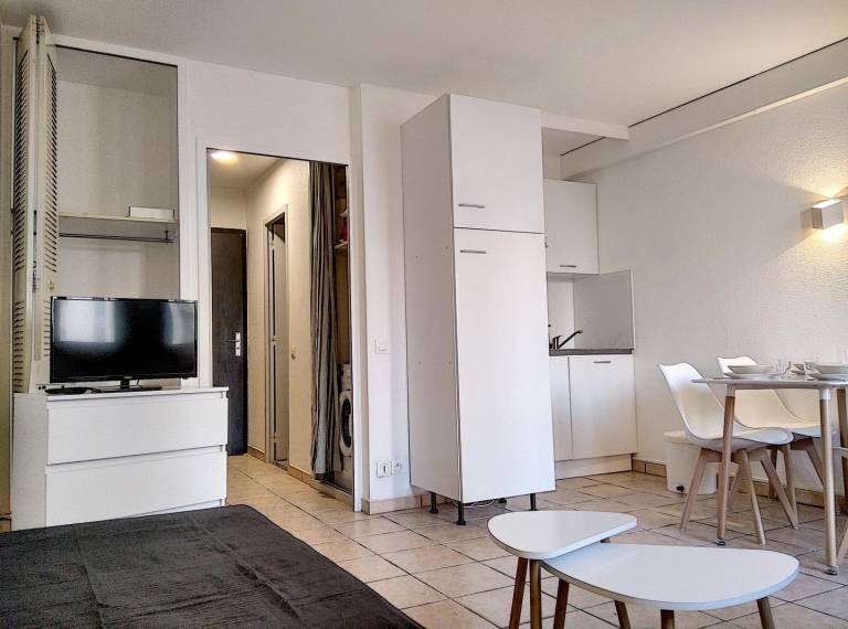 Holiday apartment with terrace & yard in Antibes
