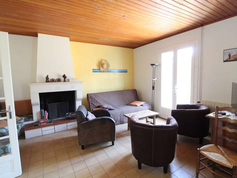 House with barbecue — photo 3