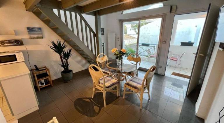 Rental apartment with patio — photo 3