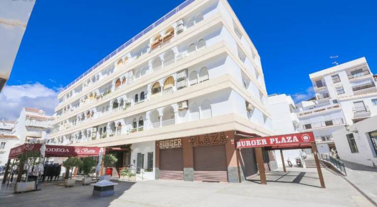 Alcazaba Del Mar parking next to the beach — photo 3