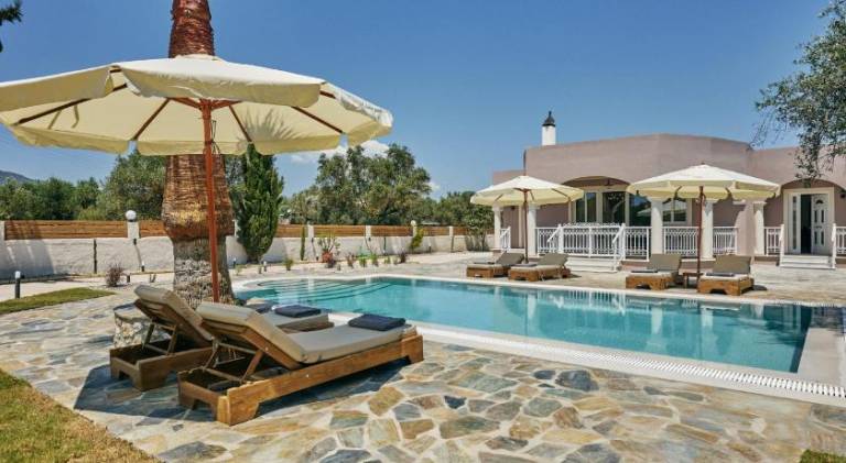Villa with terrace, yard & jacuzzi — photo 3