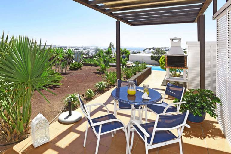 House with private pool, patio & garden — photo 4