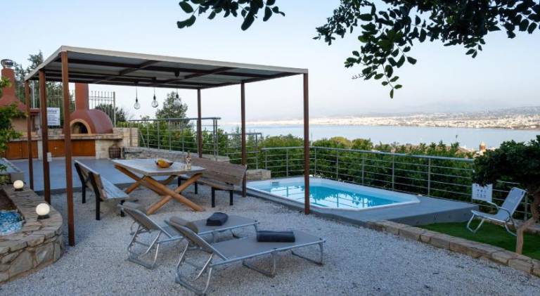 Villa with private pool, garden & patio in Malevizi