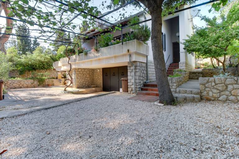 Holiday apartment with barbecue & patio in Mali Losinj